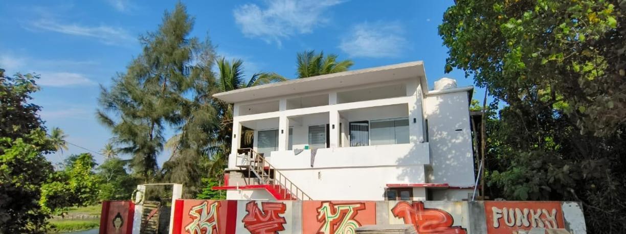 Funky Art Beach House Alappuzha Экстерьер фото